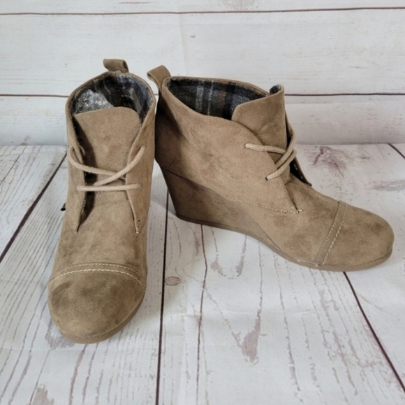 Bongo brand suede wedge boot Women's Size 6 M tan - Picture 9 of 10